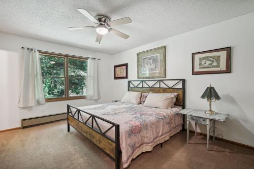 een slaapkamer met een bed en een plafondventilator bij Kickapoo Creekside Escape in Danville