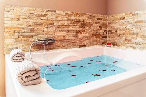 d'une baignoire avec une piscine d'eau. dans l'établissement Studio Love room Spa Baignoire double La Ciotat Centre port, à La Ciotat