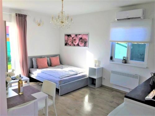 salon z łóżkiem i kanapą w obiekcie Modrý apartmán 2 - studio w Znojmie