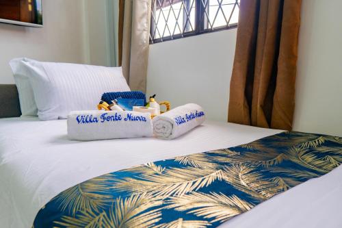 ein Bett mit Handtüchern und Stofftieren darauf in der Unterkunft Villa Fonte Nuova in Santa Maria