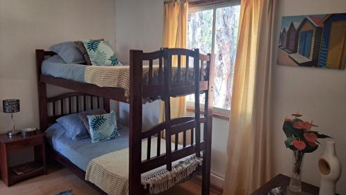 two bunk beds in a room with a window at Casa Algarrobo in Algarrobo