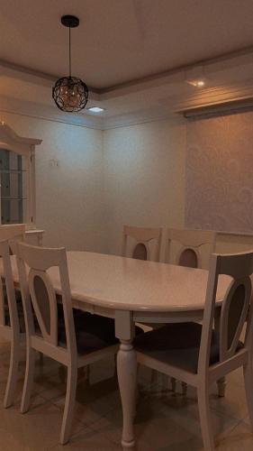 uma mesa de jantar e cadeiras num quarto em شقة تنويه ليست للايجار em Al Khobar
