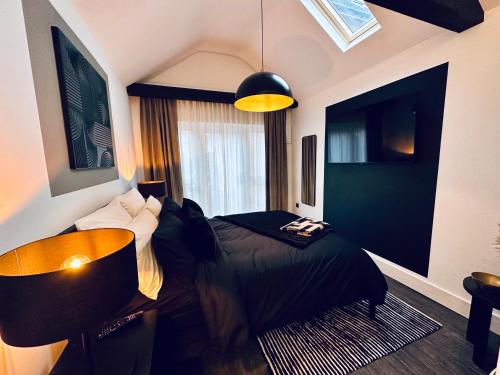 een slaapkamer met een bed, een tafel en een raam bij Luxury self-contained suite. in Cardiff