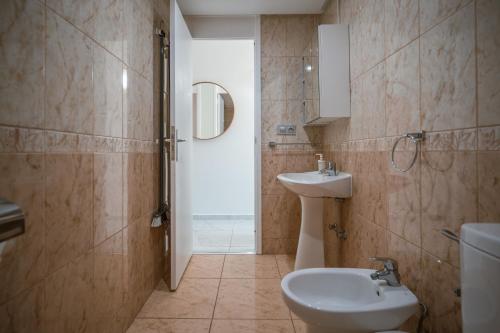 uma casa de banho com um lavatório e um WC em Optimist Tenerife em Playa de las Americas