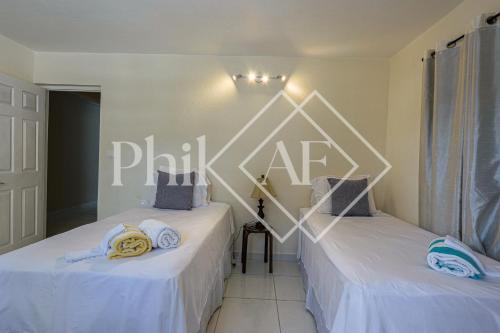 two beds sitting next to each other in a room at Magnifique 3 pièces à Gd Case Les pieds dans l'eau in Grand Case