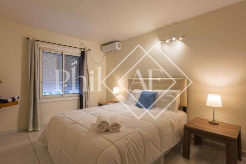 a bedroom with a bed with two shoes on it at Magnifique 3 pièces à Gd Case Les pieds dans l'eau in Grand Case