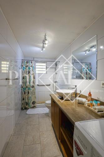 a bathroom with a sink and a toilet at Magnifique 3 pièces à Gd Case Les pieds dans l'eau in Grand Case