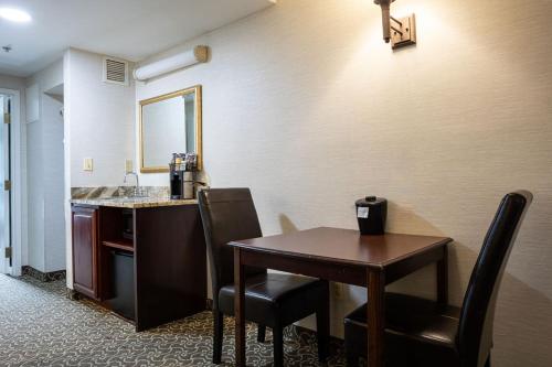 D. Hotel Suites & Spa في هوليوك: غرفة مع طاولة وغرور مع حوض