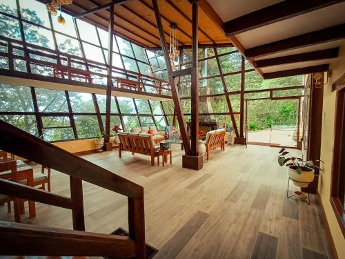QuillabambaにあるEcoterra Inka Lodgeの大きなガラス天井の広いリビングルーム