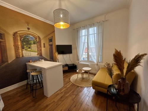 a living room with a table and a bar in it at Appartement proche de PARIS au centre ville tout confort in Livry-Gargan