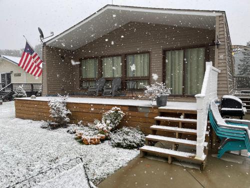 una casa cubierta de nieve con una bandera en Channel Escape en Coldwater