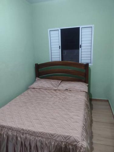 a small bed in a room with a window at Martins in Extrema
