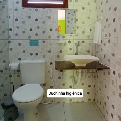 a bathroom with a toilet and a sink at Pousada Preguiça in Canoa Quebrada