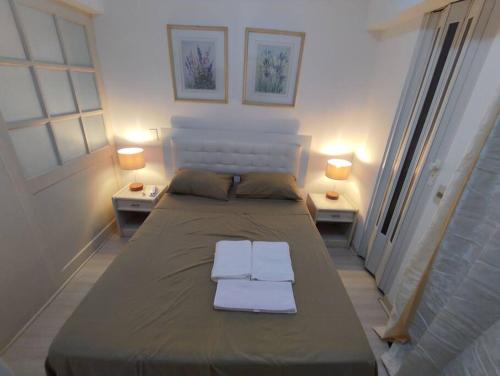 sypialnia z dużym łóżkiem z dwoma ręcznikami w obiekcie Studio 1403 com vaga de garagem. w São Paulo
