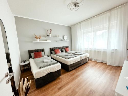 a bedroom with two beds and a window at Gemütliche Wohnung mit Garten in Horn-Bad Meinberg