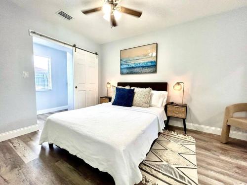 um quarto com uma cama grande e uma ventoinha de tecto em Gorgeous & Convenient Apartment Near Airport em West Palm Beach