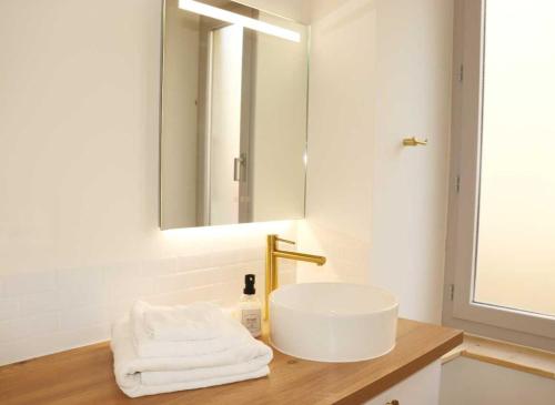 a bathroom with a sink and a mirror at Charmant studio en plein coeur de Tain l'Hermitage in Tain-lʼHermitage
