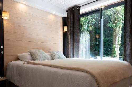 Llit o llits en una habitació de Le repère nature SPA - Lodges de Bonfruit