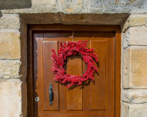 a door with a wreath on top of it at Egur Etxe I Caserío Vasco I Jardín I Porche I BBQ I Chimenea in Zárate