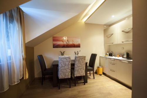 eine Küche und ein Esszimmer mit einem Tisch und Stühlen in der Unterkunft Benvenuti Apartments in Cetinje