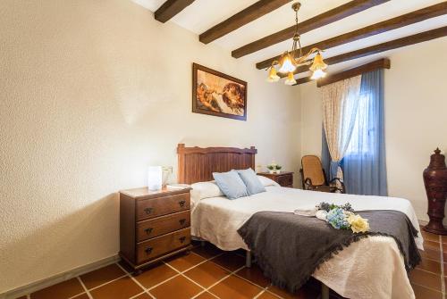 1 dormitorio con 1 cama y vestidor en una habitación en Pueblos Blancos 2 Rooms Vistas, en Benaocaz