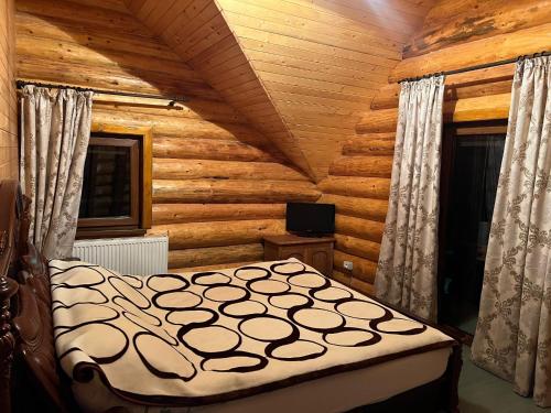 1 dormitorio con 1 cama en una cabaña de madera en Casa Brindusa, en Poiana Negrii