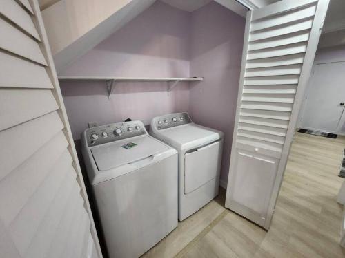 Modern Island Serenity!-Pet-Friendly villa photo 13