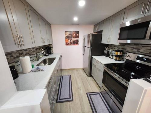 Modern Island Serenity!-Pet-Friendly villa photo 14
