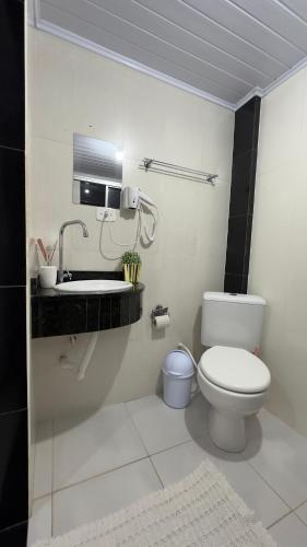 Et badeværelse på Casa dos Gerânios com Piscina - 4 Quartos climatizados, espaçosa ideal para encontro de grupos e familiares, próximo do Parque Termal!