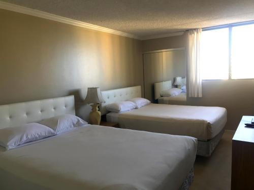 Royal Kuhio 1812 - 1BR with partial ocean view in the Heart of Waikiki with Free Parking!_2
