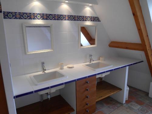 - Baño con 2 lavabos y 2 espejos en La Maion, en Daglan