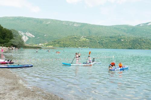 a group of people on kayaks in a lake at Détente et sport 2 - Chartreuse et Lacs - Chambre chez l'habitant in Saint-Béron