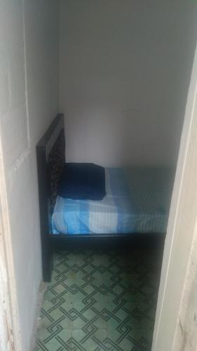 a small bed in a corner of a room at Casa San Alonso in Bucaramanga