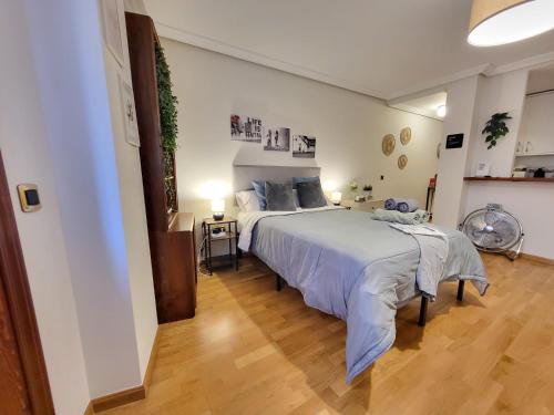 een slaapkamer met een groot bed en een houten vloer bij Apartamento Plaza España Gran vía centro in Madrid