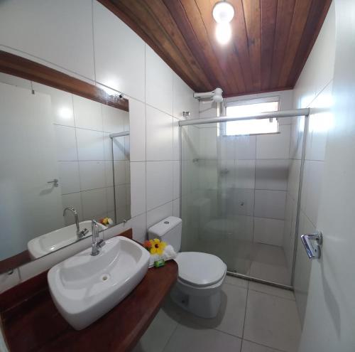 y baño con lavabo, aseo y ducha. en Alvorada no Morro Flat Terceira Praia en Morro de São Paulo