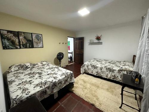 Rúm í herbergi á Sítio com piscina e churrasqueira