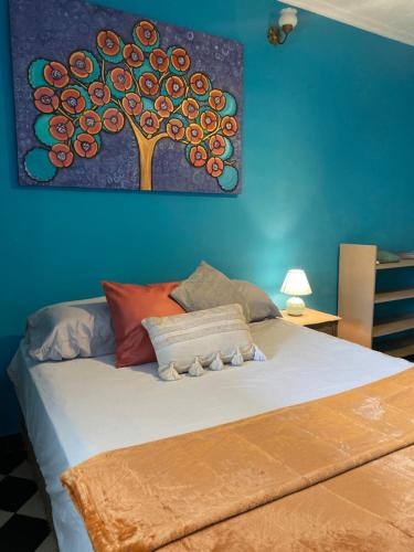 Postel nebo postele na pokoji v ubytování Downtown Room