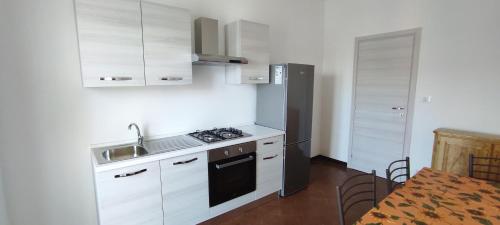 Dapur atau dapur kecil di Alloggio Tobia centro Biella
