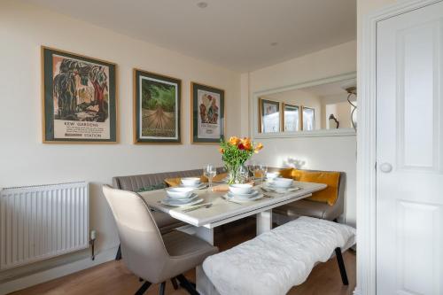 a dining room with a table and chairs at Beautiful cottage style 3-bed By Valore Property Services in Loughton