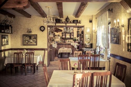 um restaurante com mesas e cadeiras num quarto em W Starym Młynie em Milicz