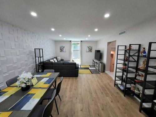 Contemporary bliss-newly renovated cozy villa! photo 50