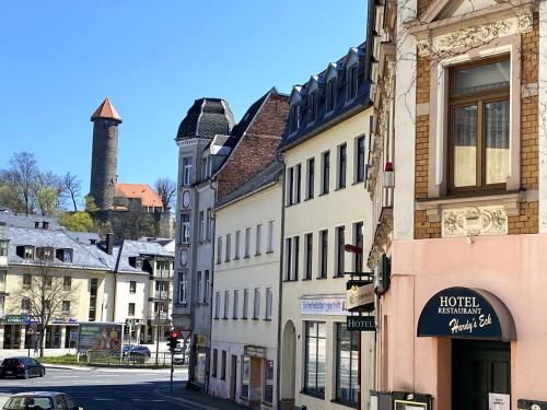 un grupo de edificios en una calle de la ciudad en Zentral und ruhig in Auerbach, en Auerbach