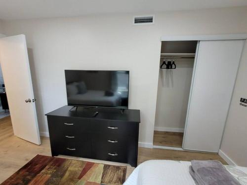 Contemporary bliss-newly renovated cozy villa! photo 23