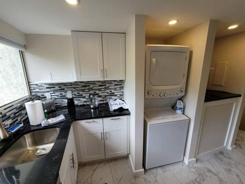 Contemporary bliss-newly renovated cozy villa! photo 14