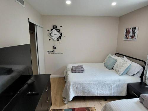 Contemporary bliss-newly renovated cozy villa! photo 35
