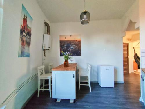 a kitchen with a table and chairs in a room at Wieża Gniezno Apartament KRÓLOWA in Gniezno