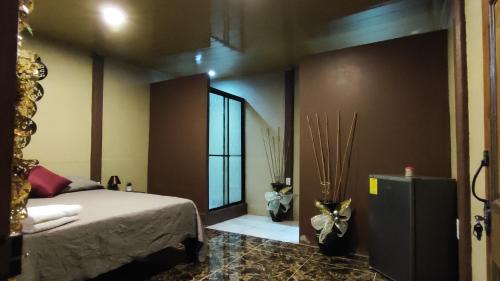 a bedroom with a bed and a large window at Río Celeste Nature View in Upala