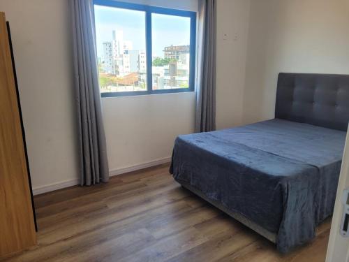 Ένα ή περισσότερα κρεβάτια σε δωμάτιο στο Apartamento praia navegantes sc