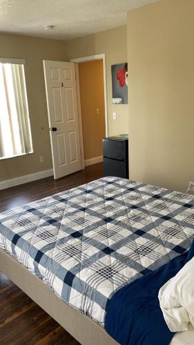 - une chambre avec un lit doté d'une couette bleue et blanche dans l'établissement Quite Private Bedroom0302next to Disney, à Davenport