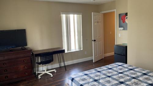 - une chambre avec un lit, un bureau et une télévision dans l'établissement Quite Private Bedroom0302next to Disney, à Davenport